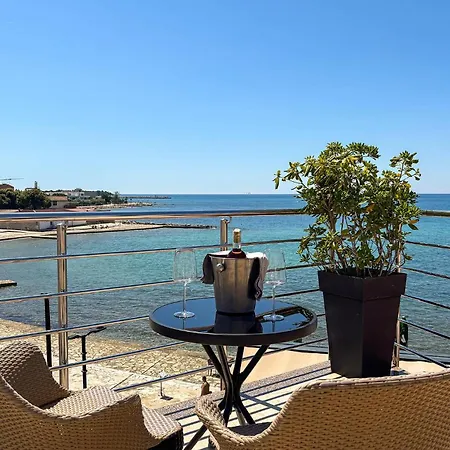 Front In With House Sea View 아파트 *